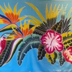 Pareo peint à la main bouquet floral de Tahiti fond bleu ciel N°40